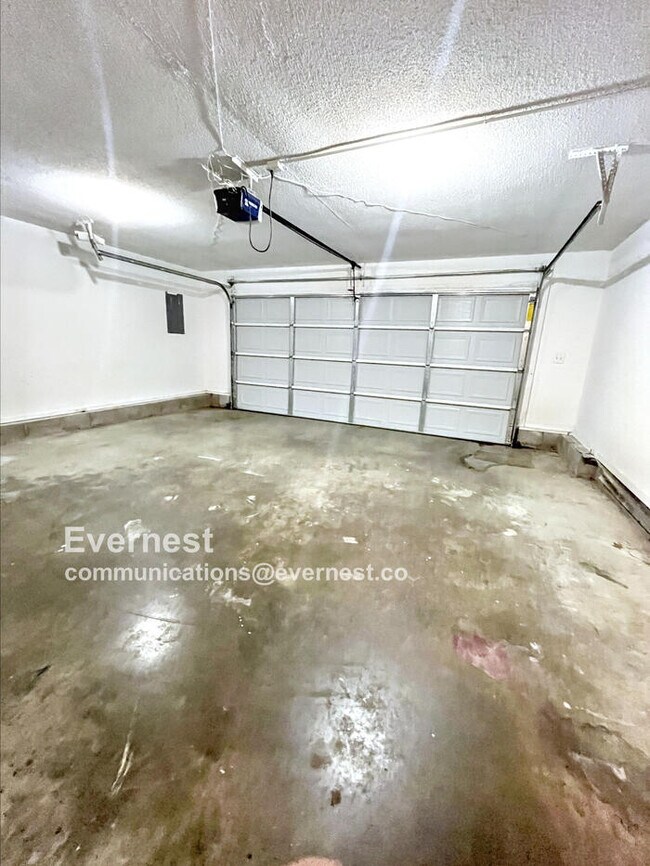 Building Photo - 800 Keystone Dr