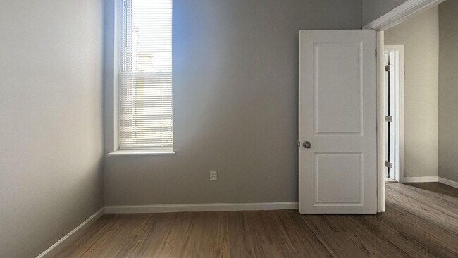 Building Photo - Modern Philadelphia Gem with Exposed Brick & Washer/Dryer