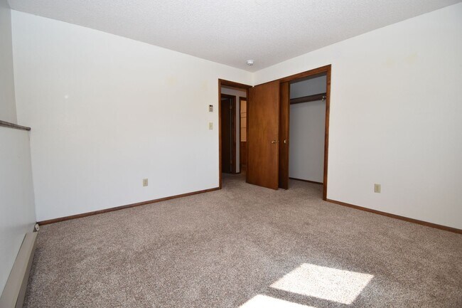 Building Photo - 2Bed 1.5Ba W/ Carport! Close to Trails, Ho...