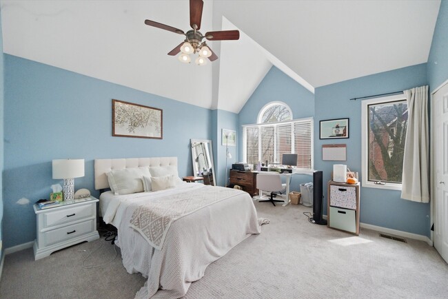 Building Photo - 1248 W Fletcher St