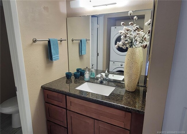 Building Photo - 1524 SE Royal Green Cir