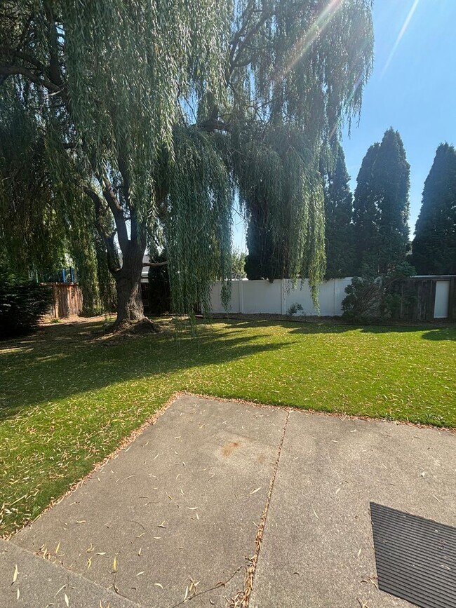 Building Photo - 722 E Whispering Pines Ln