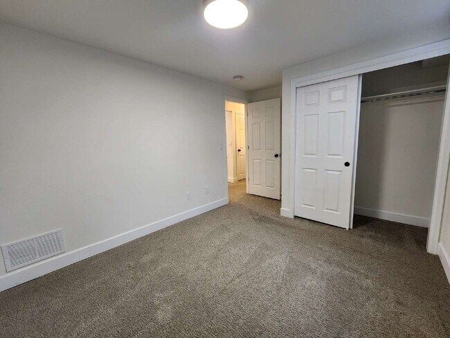 Building Photo - Spacious 5 Bed Home with Finished Basement, Multiple Living Areas & Private Backyard