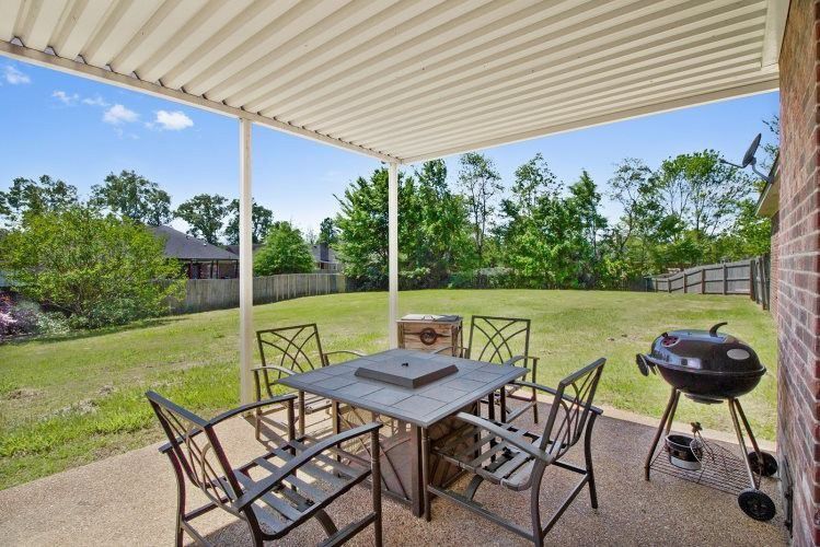 Large Backyard - 106 Hanover Cove