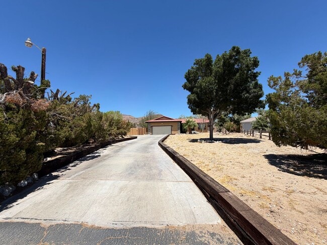 Building Photo - Beautiful 3 Bedroom House Located on Calico Lake