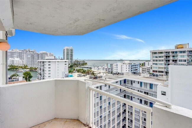 Building Photo - 1621 Bay Rd