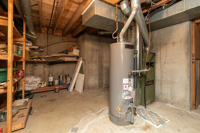 Building Photo - Updated 5 bedroom | 2 bath | 2 car garage | WALK OUT BASEMENT | Fenced backyard | Close to downto...