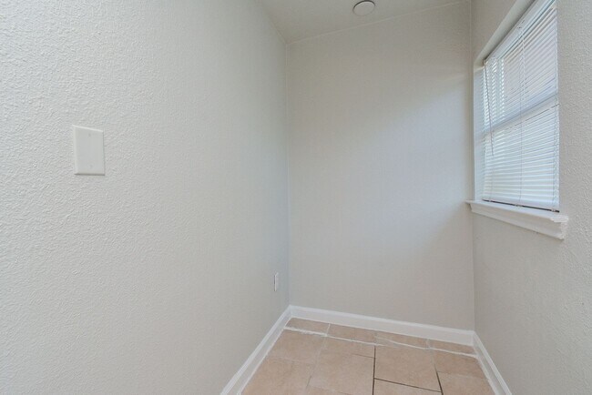 Building Photo - 2118 Thonig Rd