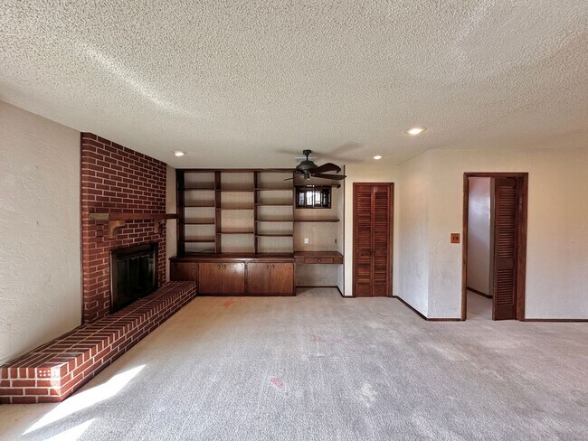 Building Photo - 3 Bedroom