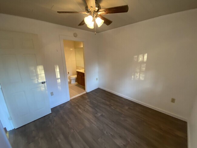 Building Photo - Chestnut Grove Village 11