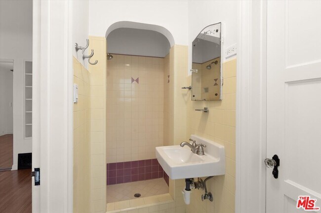 Building Photo - 2002 Kelton Ave