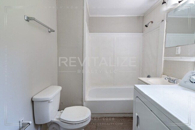 Building Photo - Updated 2 Bed 1 Bath Close to I-10, I-65, and HWY-90