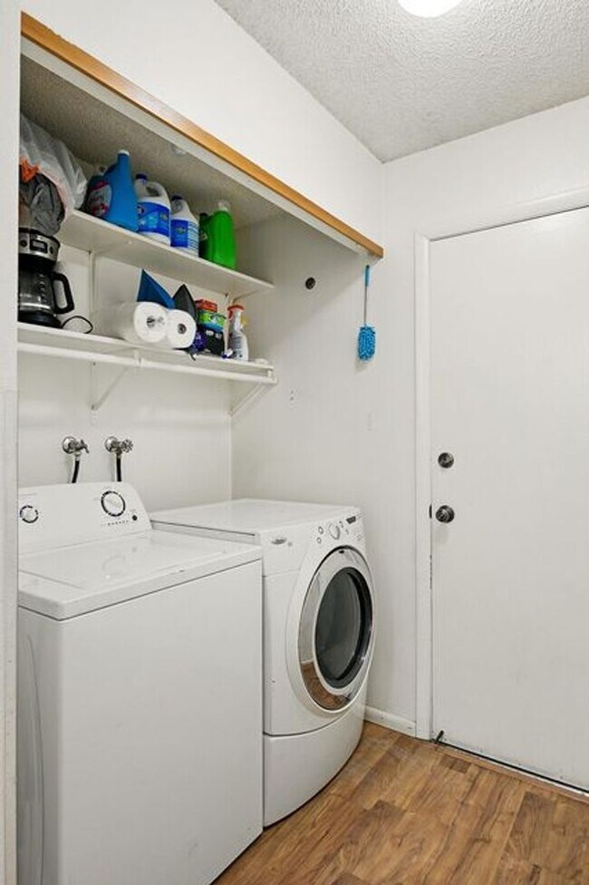 Building Photo - Charming Townhome