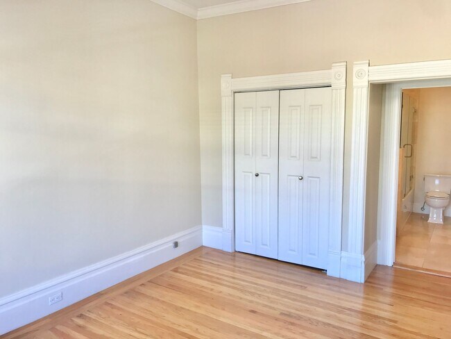 Building Photo - Handsome, Recently Renovated, 3BR/2BA Pac ...