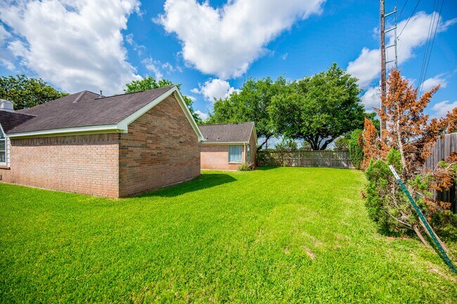 Building Photo - 703 Acacia Pl