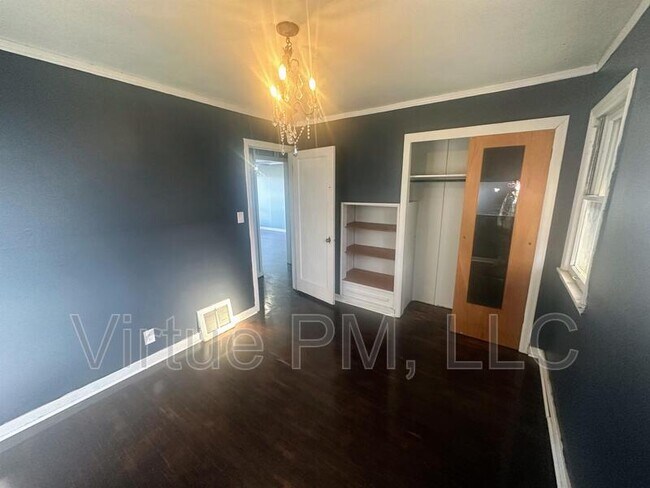 Building Photo - 1104 5th St