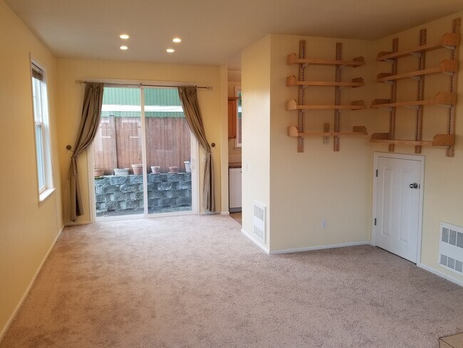 Building Photo - Charming Two Bedroom Town Home