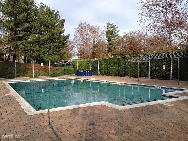 Building Photo - 3 br, 2.5 bath Townhome - 19 Woodward Lane