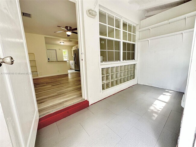 Building Photo - 1914 Dewey St