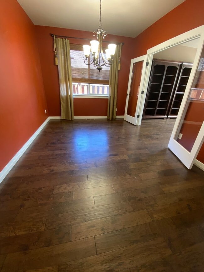 Building Photo - NE House Pet Friendly, 4 Bdrm, 2.5 Bath, Bonus Room, Office, Gas Heat/fireplace, A/C