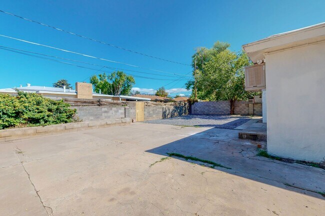 Building Photo - UPTOWN RENOVATED 3 Bedroom 2 Bath with garage