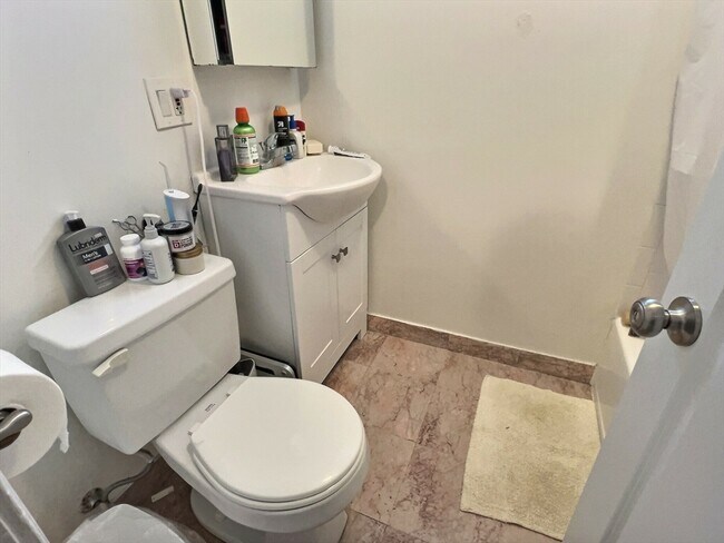 Building Photo - 1482 Beacon St