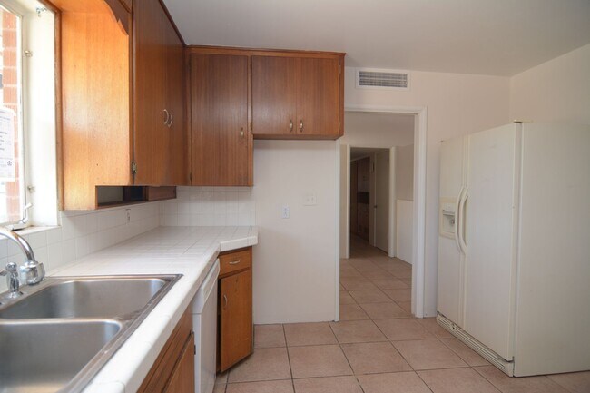 Building Photo - 6 Bedroom 3 Bath Home! Walking distance to University!