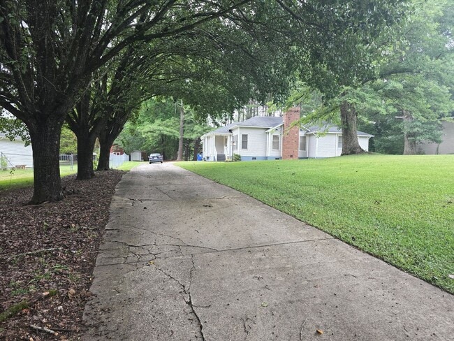 Building Photo - Quiet Neighborhood- Large Lot- Shed- Enclosed Sunroom! Community Pool & Tennis Courts!
