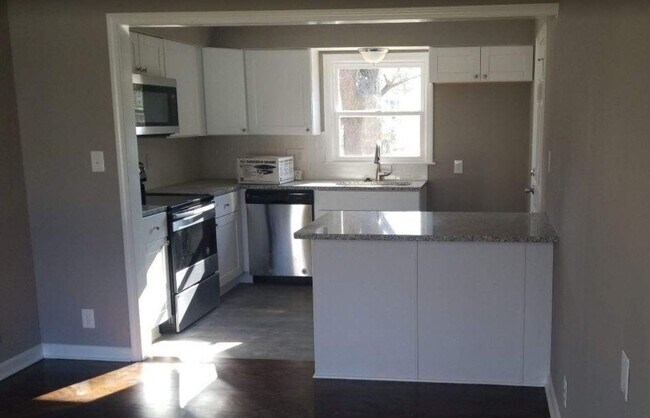 Building Photo - Charming 2-Bedroom, 1-Bath Home in Raytown, MO – Modern Finishes & Spacious Yard!