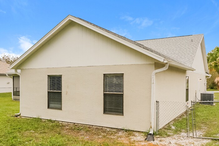 Building Photo - 2065 E Gloria Dr