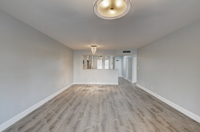 Building Photo - 14747 Cumberland Dr