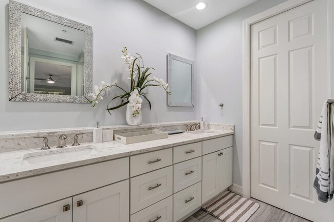 Building Photo - 2859 Tiburon Blvd E