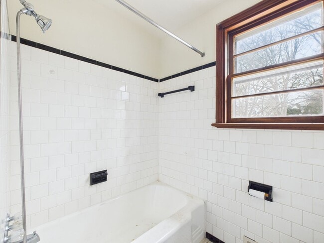 Building Photo - 637 Woodhaven Dr