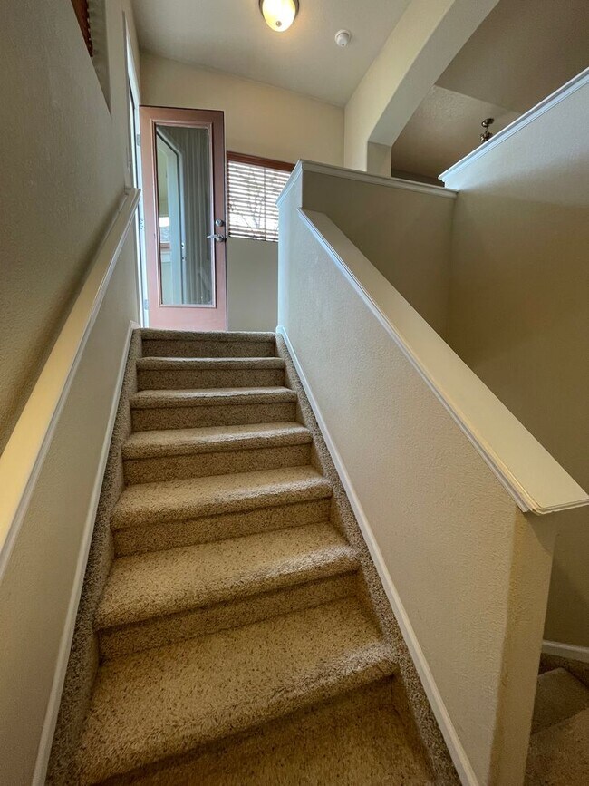 Building Photo - 2 bed/1 bath Townhome with Garage, Pool, Clubhouse