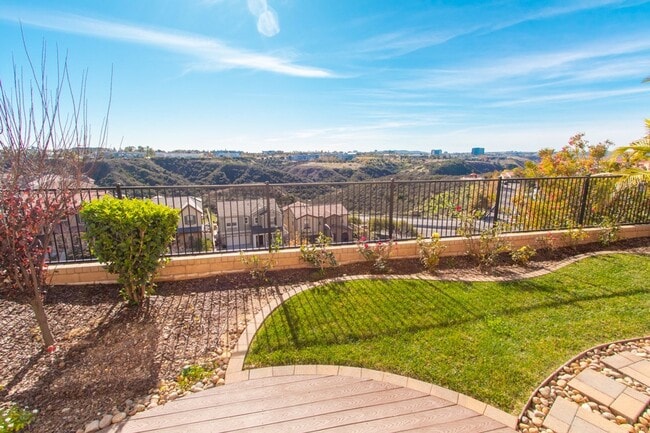Building Photo - 4 Bed / 2.5 Bath Home with Premium Panoram...