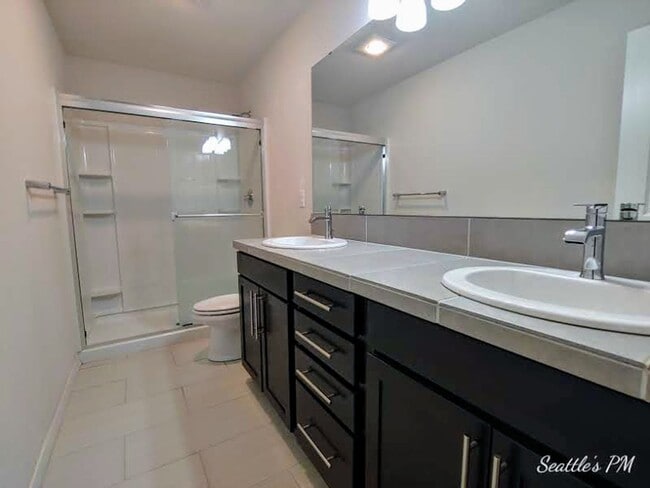 Building Photo - Stunning Contemporary Townhouse-Lynnwood