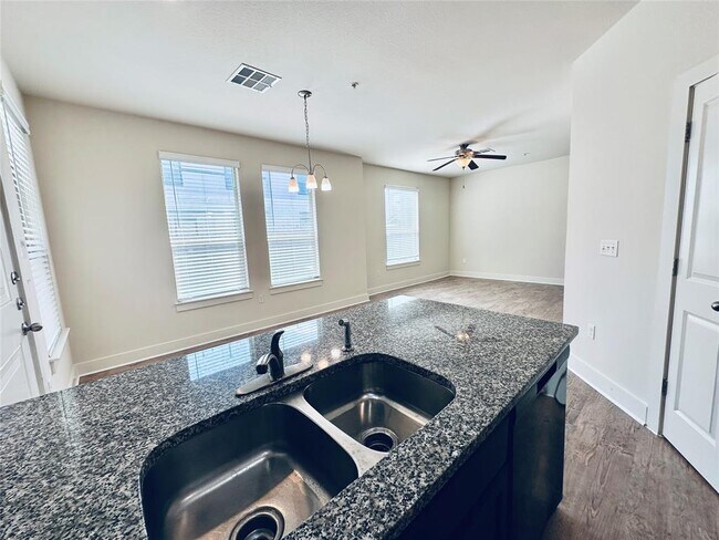 Building Photo - 2216 Creekside Ln