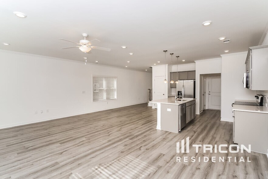 Building Photo - 165 E Rdg Wy