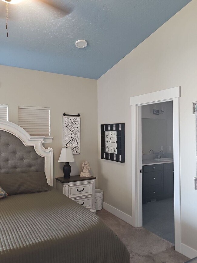 Building Photo - Fully Furnished Home with Stunning Cascade Mountain Views – Flexible Lease Options