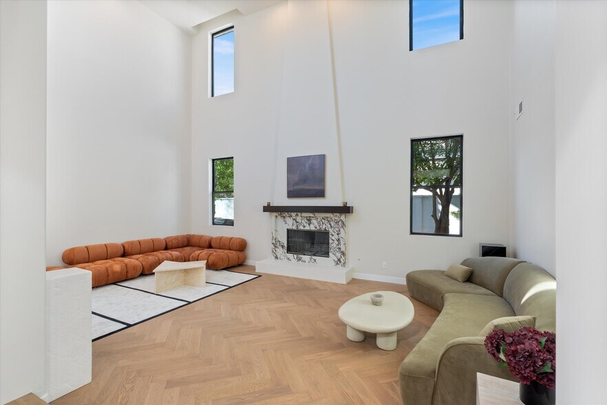 Building Photo - 17437 Oak Creek Ct