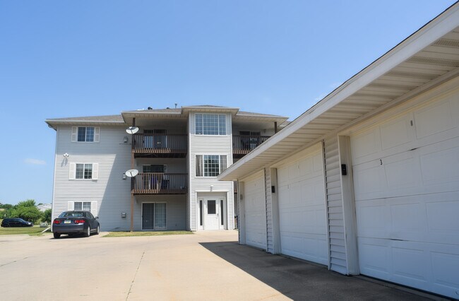 Exterior of the back of the building and garages, unit comes woth 1 garage. - 523 Kimberlite St