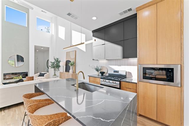 Building Photo - 2315 S Vernon Ave