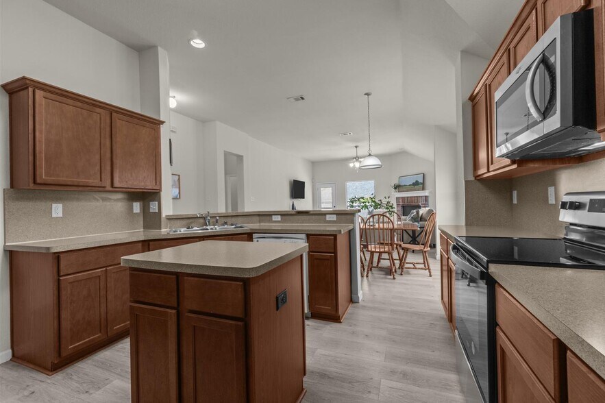 Building Photo - 3330 Shining Light Dr