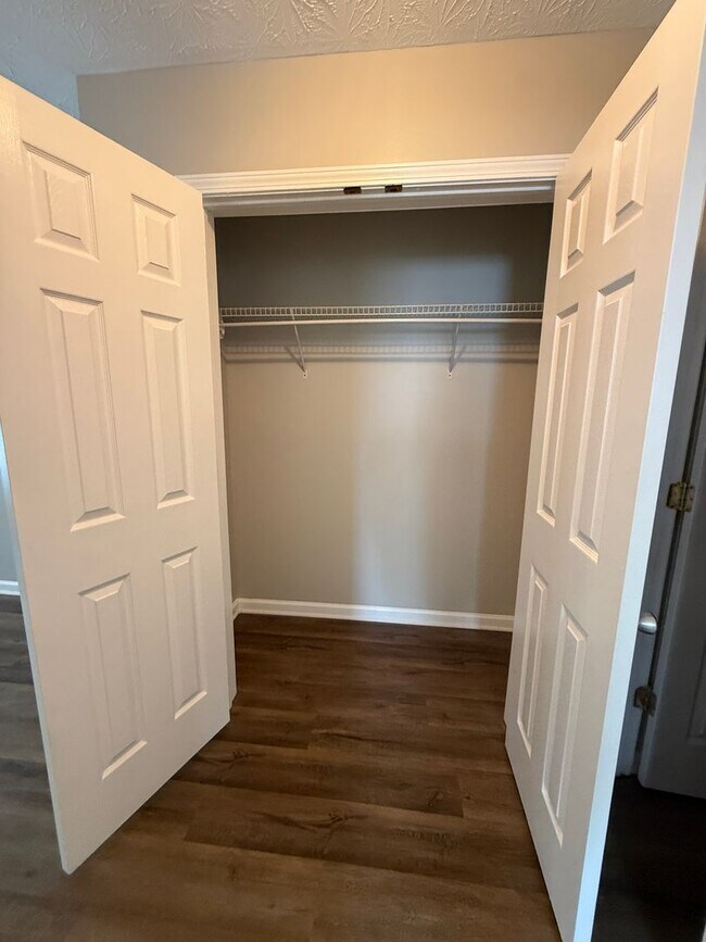 Building Photo - 3 Bedroom Available Now!