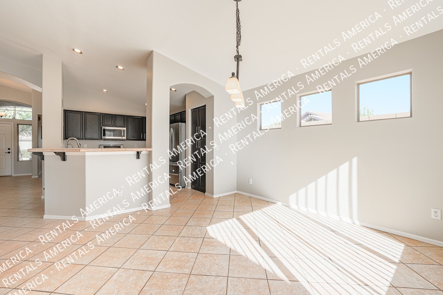 Building Photo - 703 W Canary Way