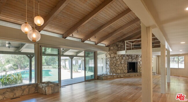 Building Photo - 1365 N Wetherly Dr