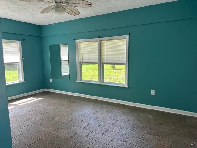 Building Photo - 100 Primrose Ln