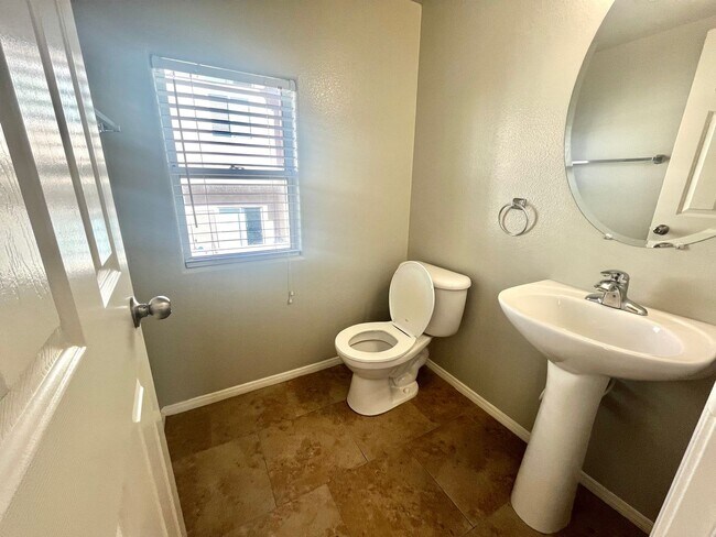 Building Photo - **$800 OFF MOVE IN BY 11/14/25**Spacious T...