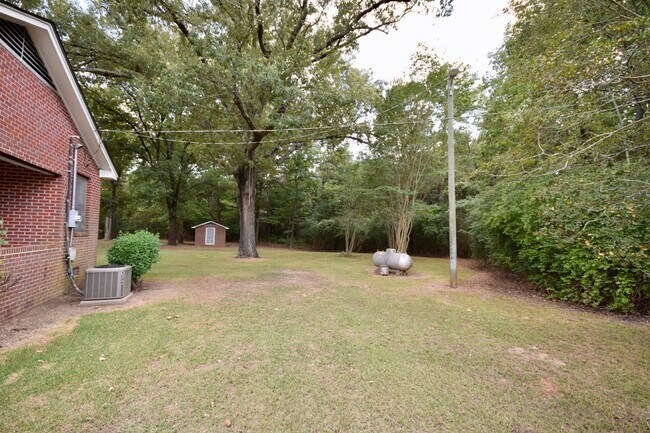 Building Photo - 3 Bed 1 Bath Home!