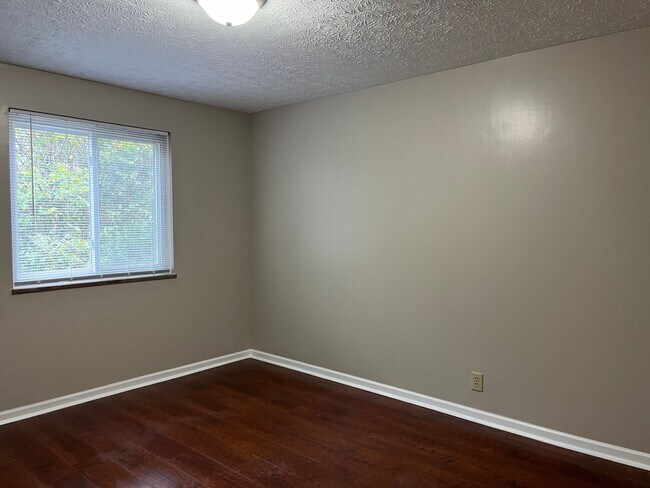 Building Photo - 480 E Red Bud Rd